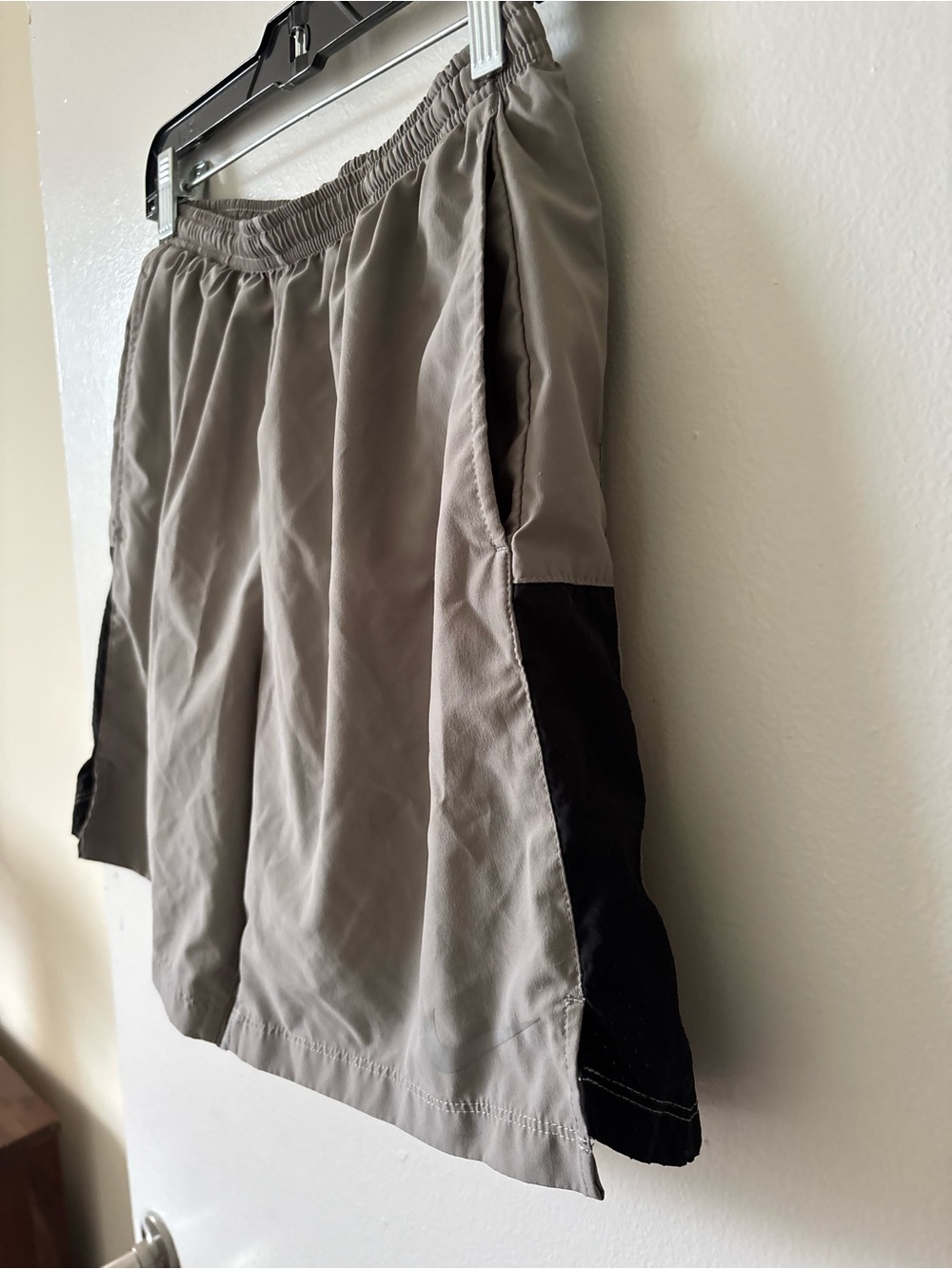 Nike Men’s Gray Athletic Shorts with Black Side Panels - Picture 4 of 6